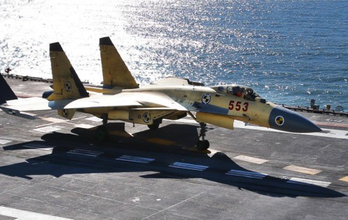 Máy bay chiến đấu nguyên mẫu J-15 số hiệu 553 sử dụng động cơ AL-31F Nga